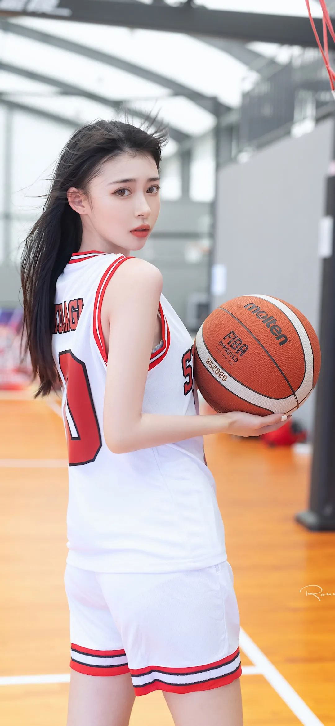 身材修长的美女热爱篮球，不知道会不会投篮