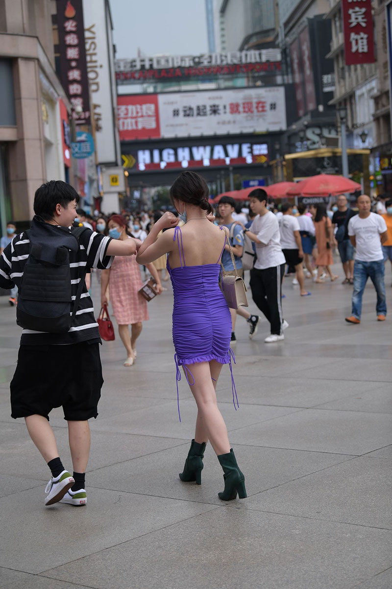 视觉冲击街拍作品性感的吊带裙美女