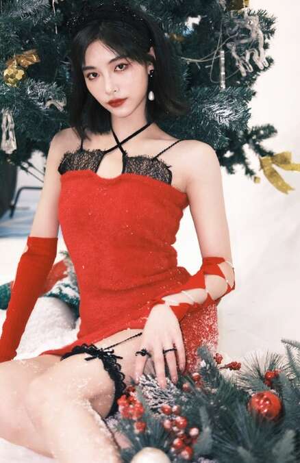 许佳琪晒圣诞照片，秀细白腿，大腿一圈黑丝好性感！
