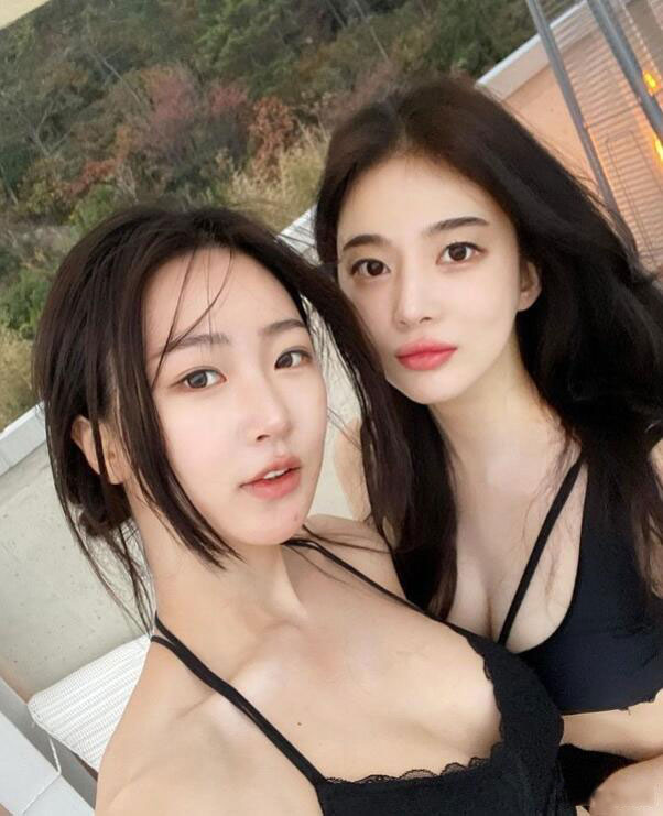 女团DalShabet成员的朴秀彬(秀彬)公开了与妹妹一起拍摄的泳装照片