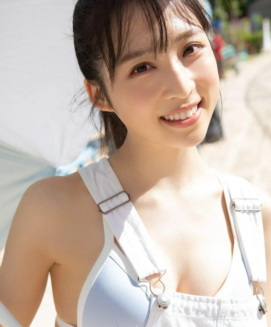 日本女演员小栗有以照片曝光，雪肤玉貌长腿太性感美丽了！