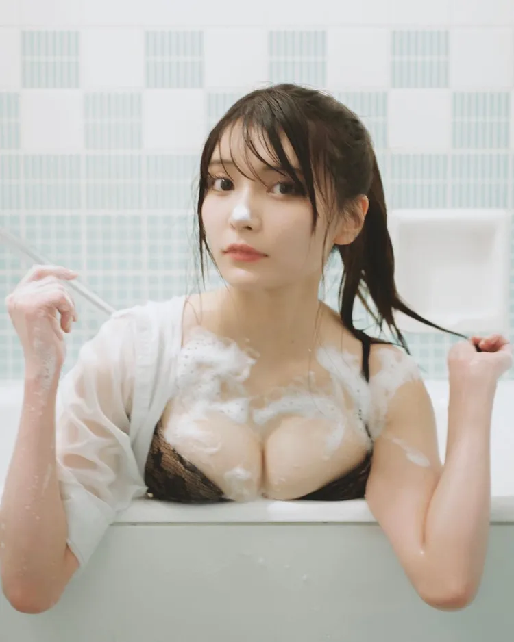 ▲神似黑嘉嘉的日本写真女星似鸟沙耶加，一系列的泡泡入浴照，马上就涌入4.9万人舔屏。
