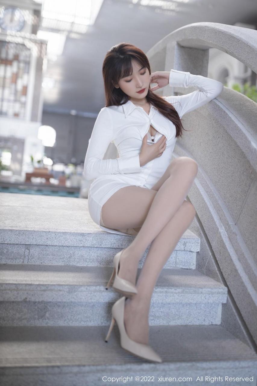 【秀人网】陆萱萱脱性感白色上衣露黑色蕾丝内衣秀完美身材绝美写真