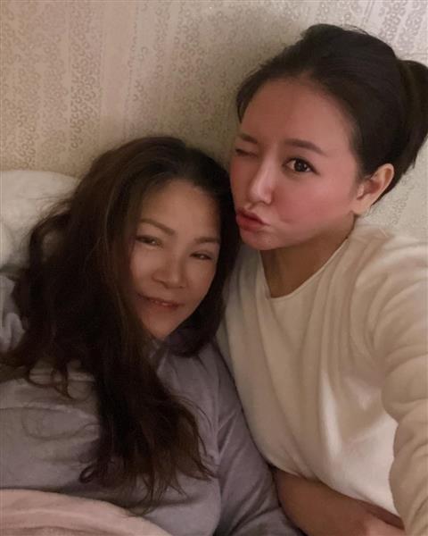 李妍瑾如今已经与母亲放下多年心结。