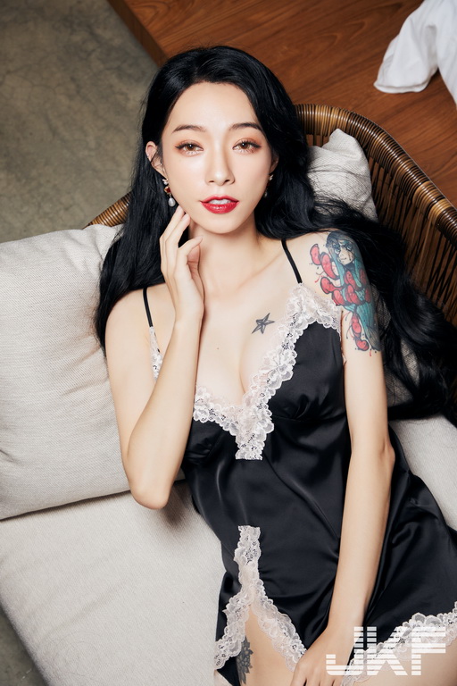 亚洲男性娱乐第一品牌JKF2月封面女星：邀请E奶通灵少女飘飘哥，性感床照宇宙现形