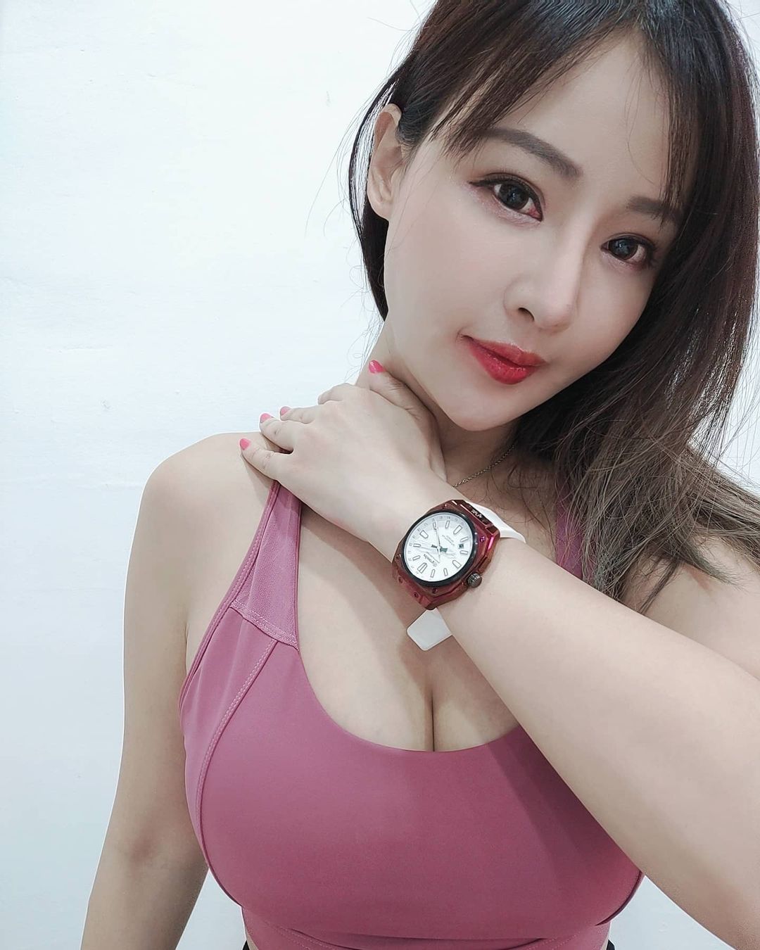 辣妹 Model Lei Yi 深长事业线好性感！