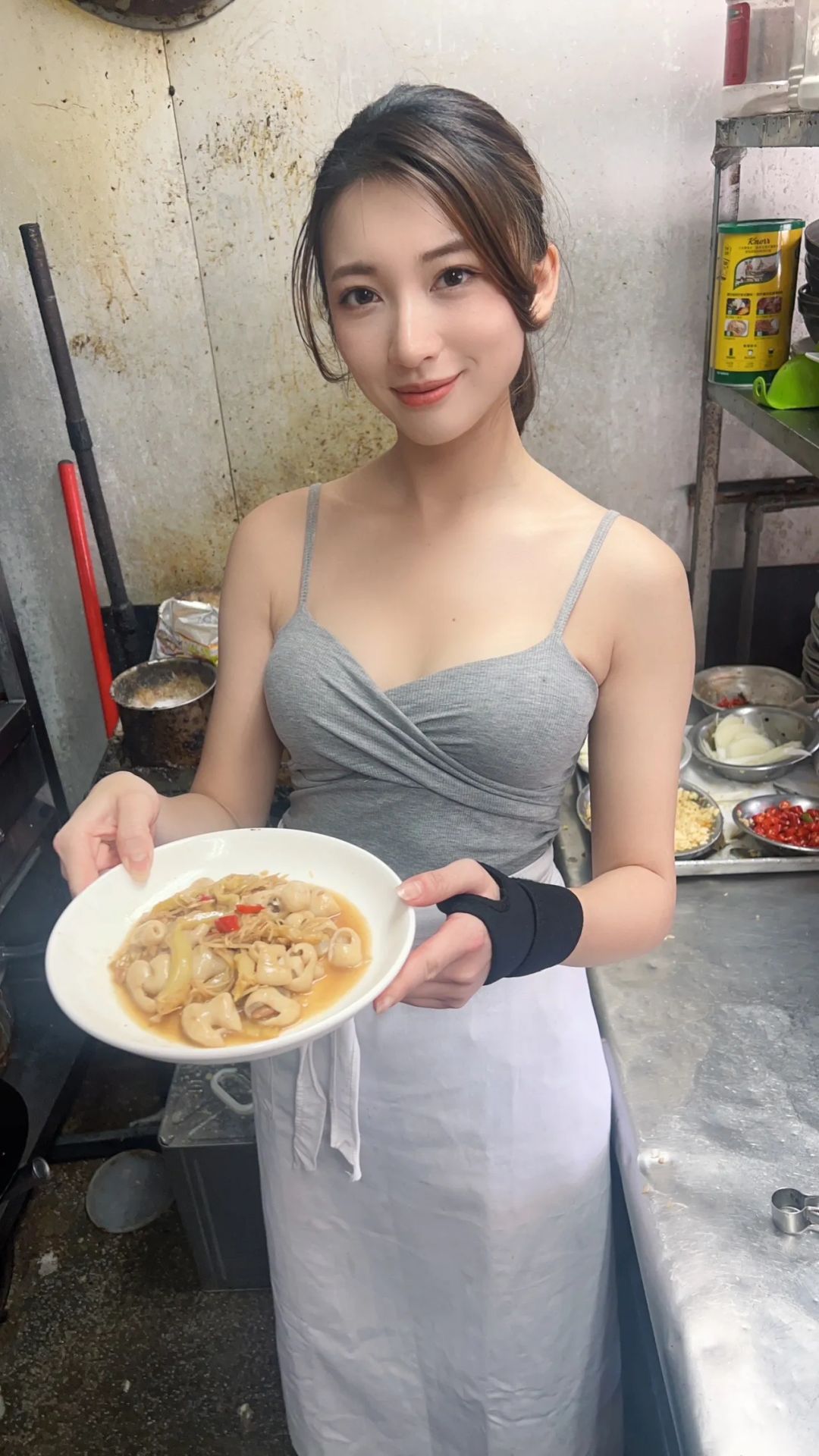 美女厨师林彤，外型亮眼。读者提供