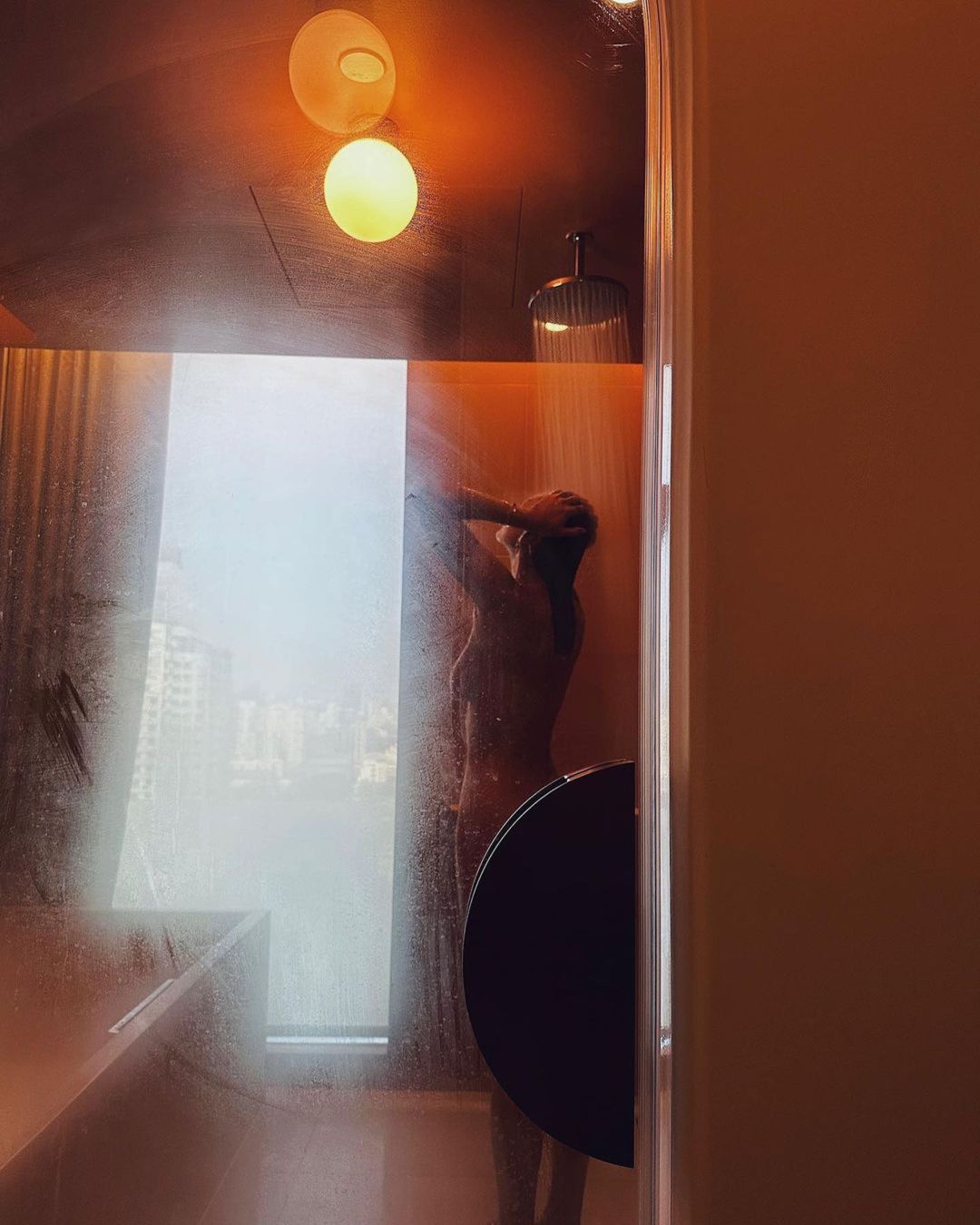 王丽嘉与家姐王曼喜一齐飞到泰国度假时，曾在IG上传全祼淋浴照。拍摄者非常有技术地利用门柄遮掩patpat位，令她的身材若隐若现，性感之余又十分诱人。