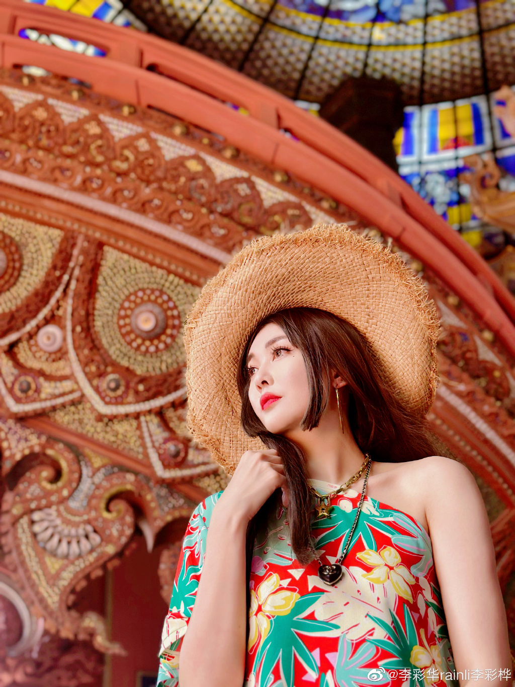 李彩桦在泰国·三头神象博物馆性感露脸，花式旗袍五彩斑斓靓丽十足