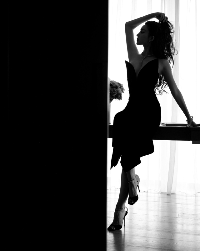 4月26日，古力娜扎工作室晒出她今日参加活动的造型写真图，娜扎身穿黑色深V长裙，造型惊艳，好身材丰腴又性感！