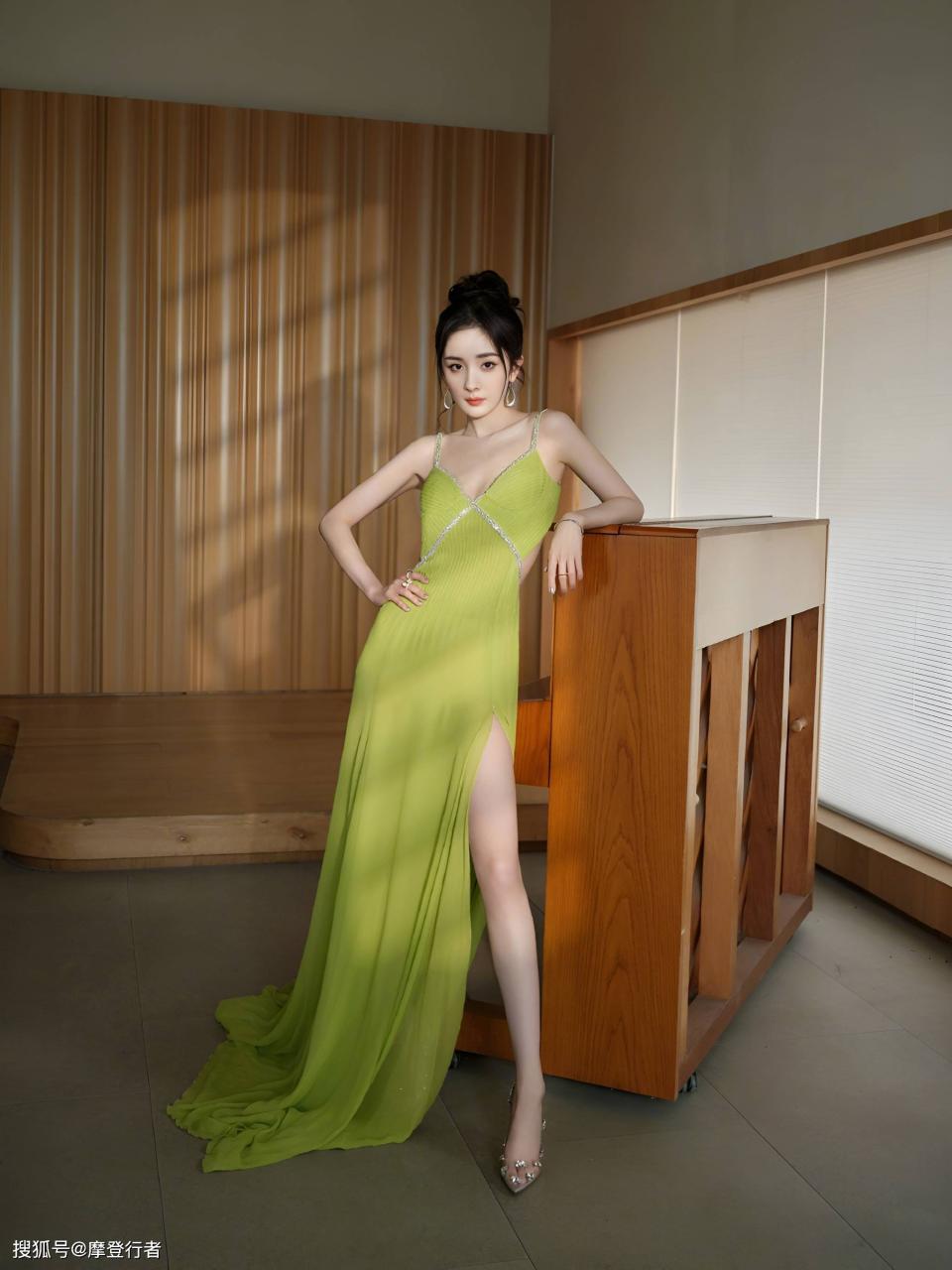 杨幂VOGUEfilm造型展现明媚性感魅力，绿色吊带长裙凸显美背与修长美腿
