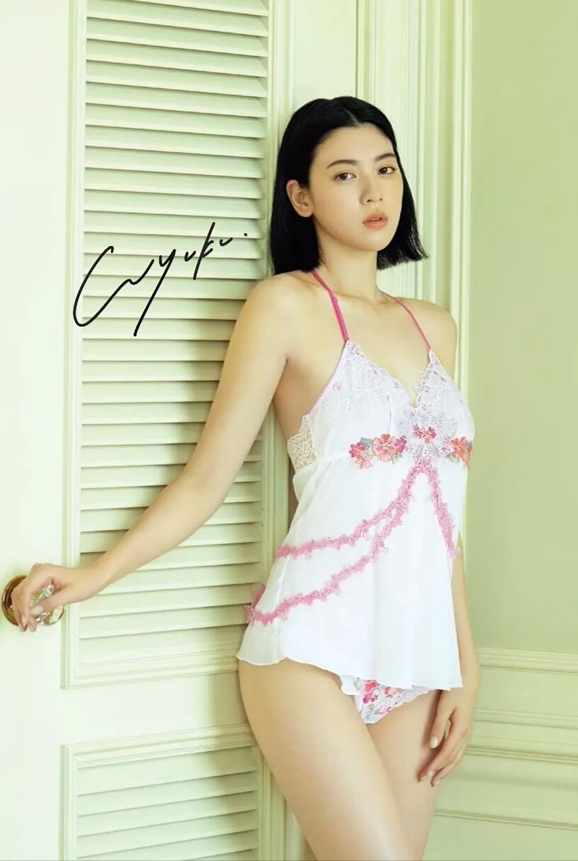 性感模特三吉彩花美腿合集，真的好美好有肉感