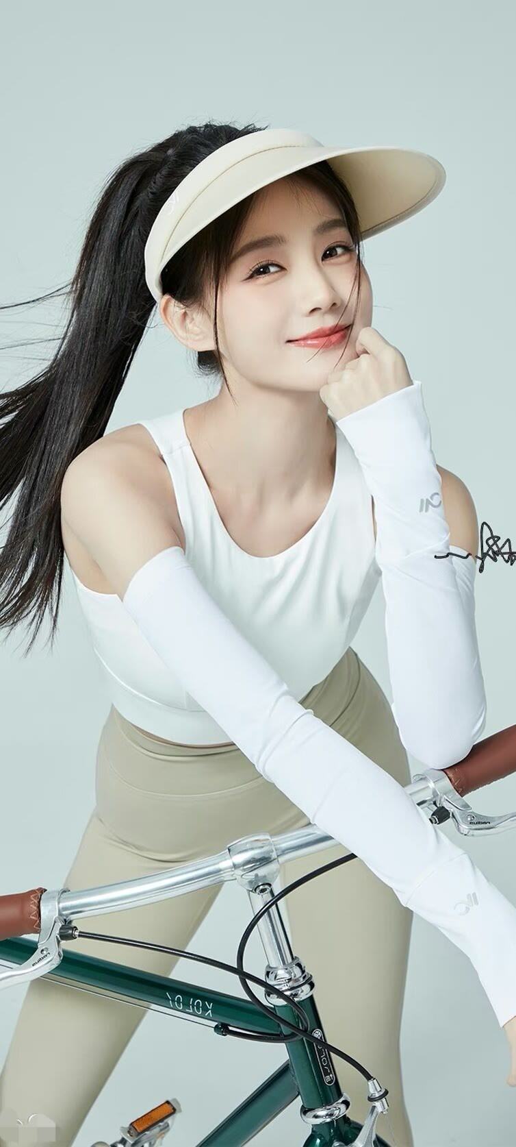 李一桐瑜伽裤大显身材，迷人气质美貌分分钟将你带走