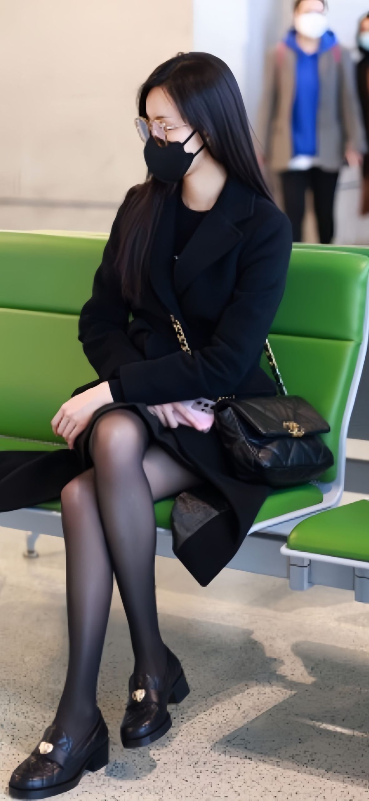 陈都灵机场黑丝美腿，黑大衣都包裹不住的性感