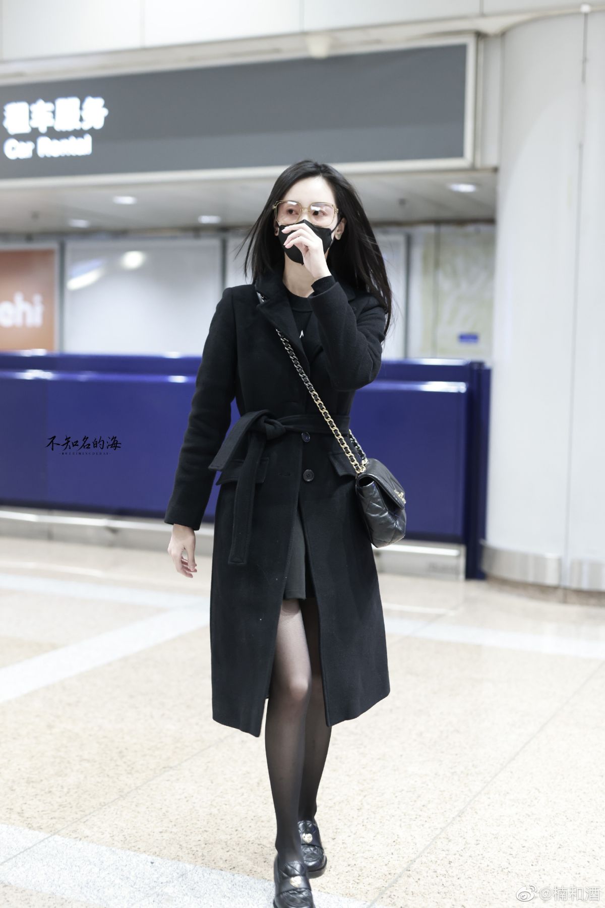 陈都灵机场黑丝美腿，黑大衣都包裹不住的性感