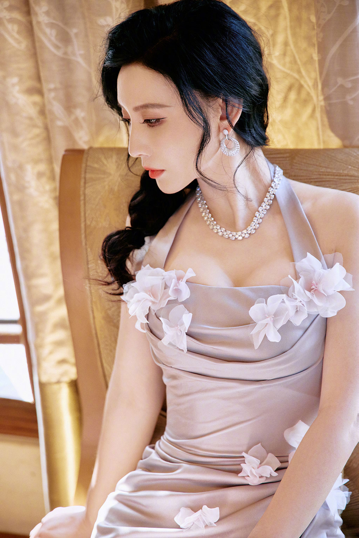 大姐一样的女人，萌姐的性感让人快乐放松