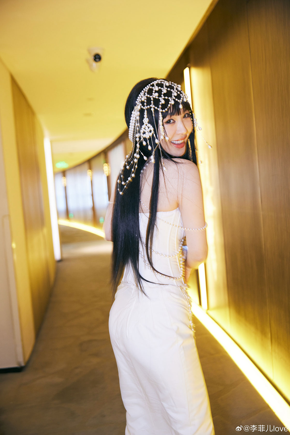 李菲儿珍珠白礼裙像铃兰般美丽，边拍照边啃玉米超好笑
