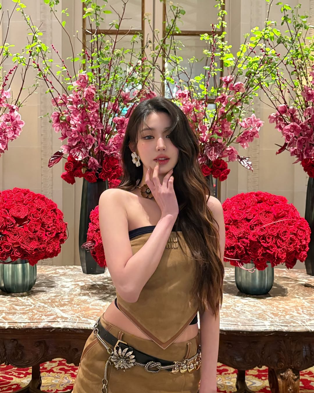 张元英在巴黎街头以牛仔女孩亮相，青春洋溢的大长腿和脸蛋那抹微红让人陶醉