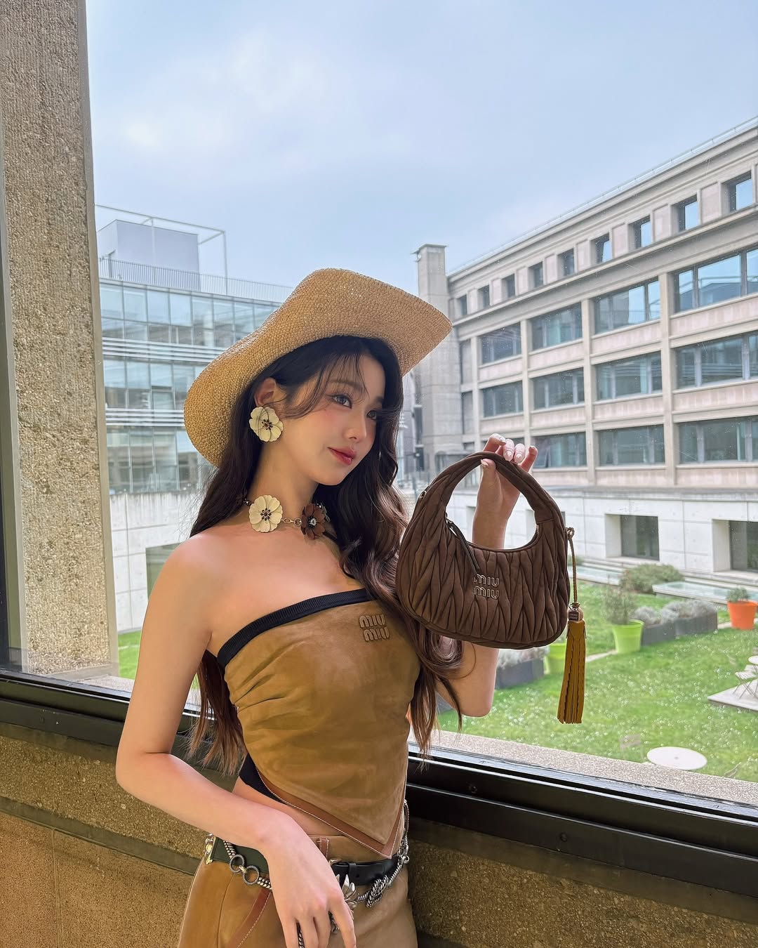 张元英在巴黎街头以牛仔女孩亮相，青春洋溢的大长腿和脸蛋那抹微红让人陶醉