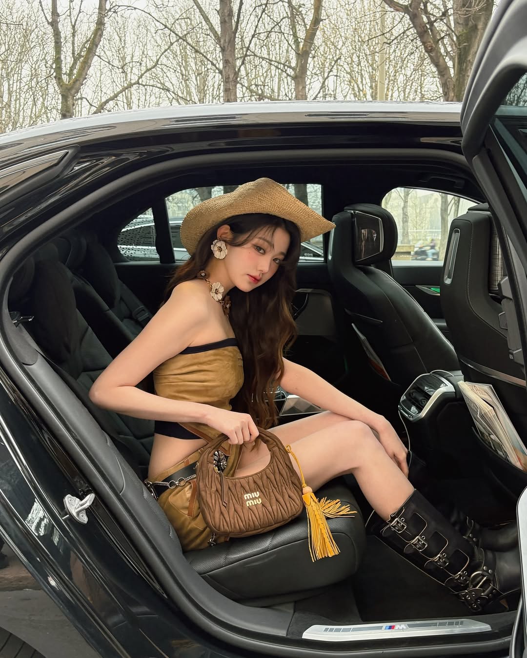 张元英在巴黎街头以牛仔女孩亮相，青春洋溢的大长腿和脸蛋那抹微红让人陶醉