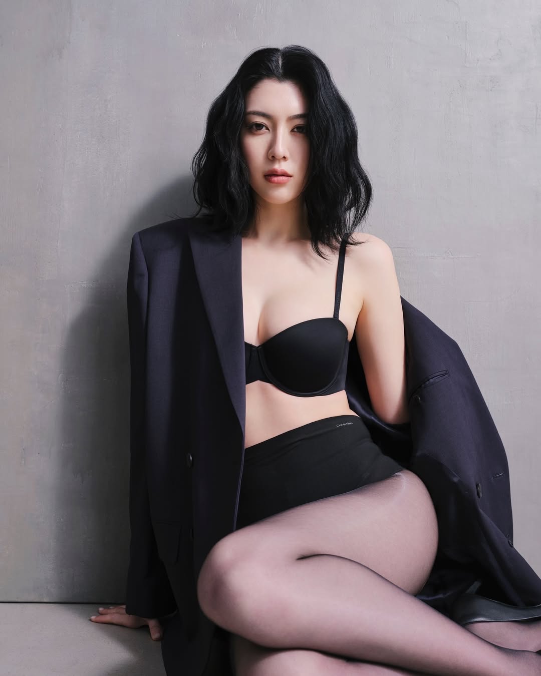 三吉彩花有了Calvin Klein魅力加持后，刚柔并济越发性感了