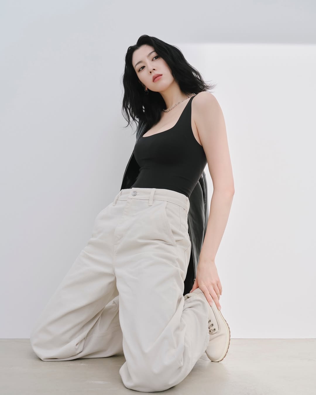 三吉彩花有了Calvin Klein魅力加持后，刚柔并济越发性感了