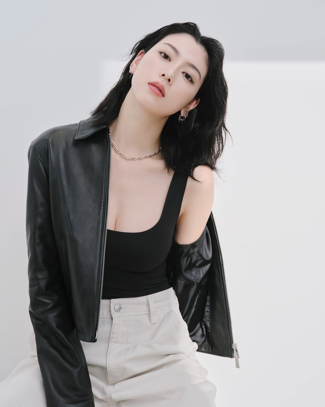 三吉彩花有了Calvin Klein魅力加持后，刚柔并济越发性感了