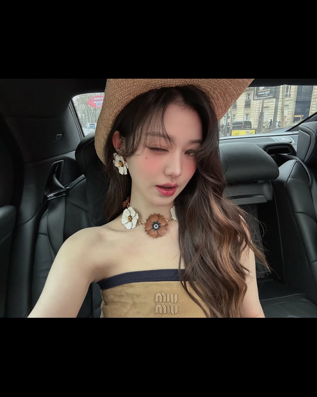 张元英在巴黎街头以牛仔女孩亮相，青春洋溢的大长腿和脸蛋那抹微红让人陶醉