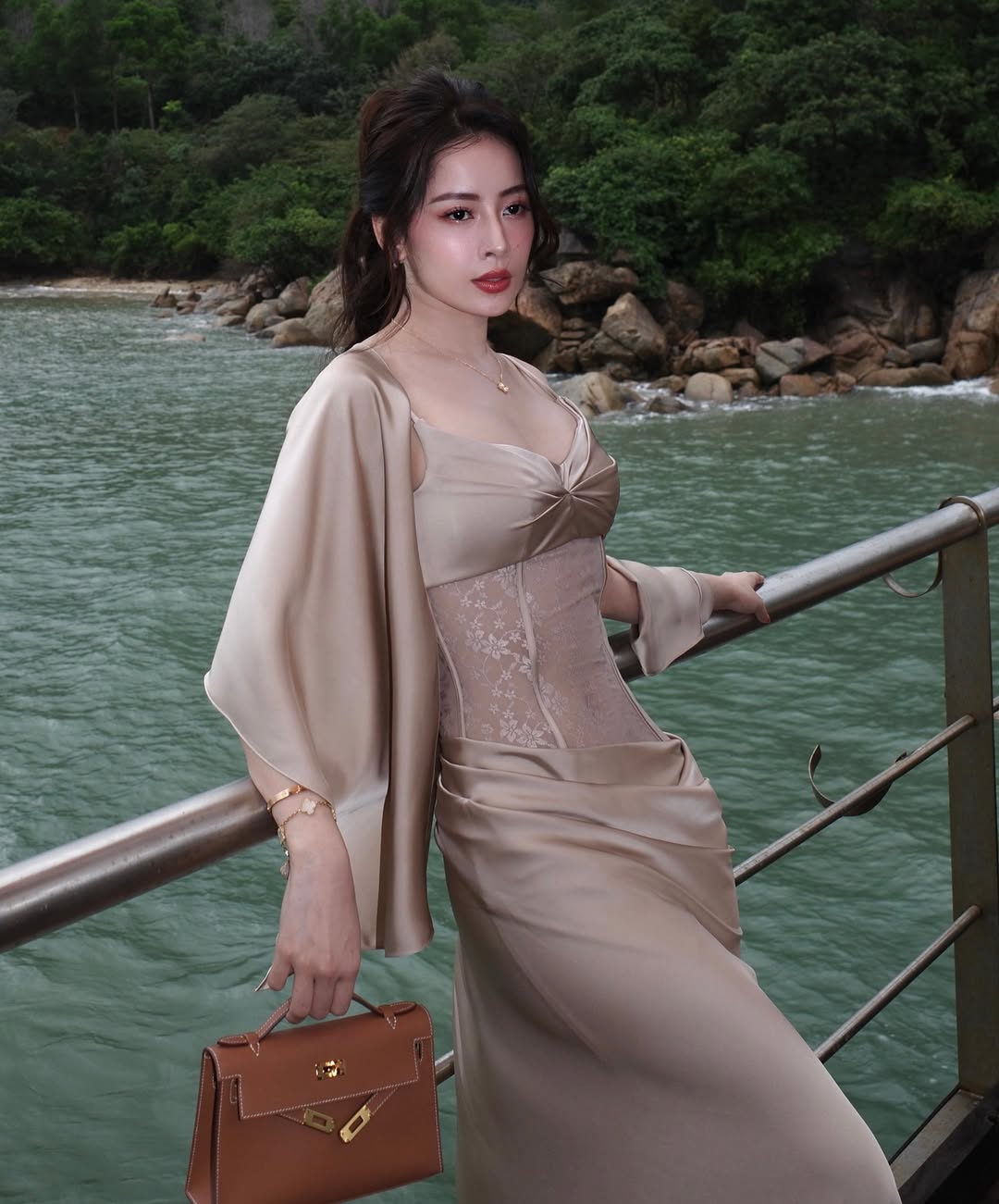 刚参加完朋友婚礼的芝芙（Chi Pu）略显疲态，透与不透之间性感身材完美展现