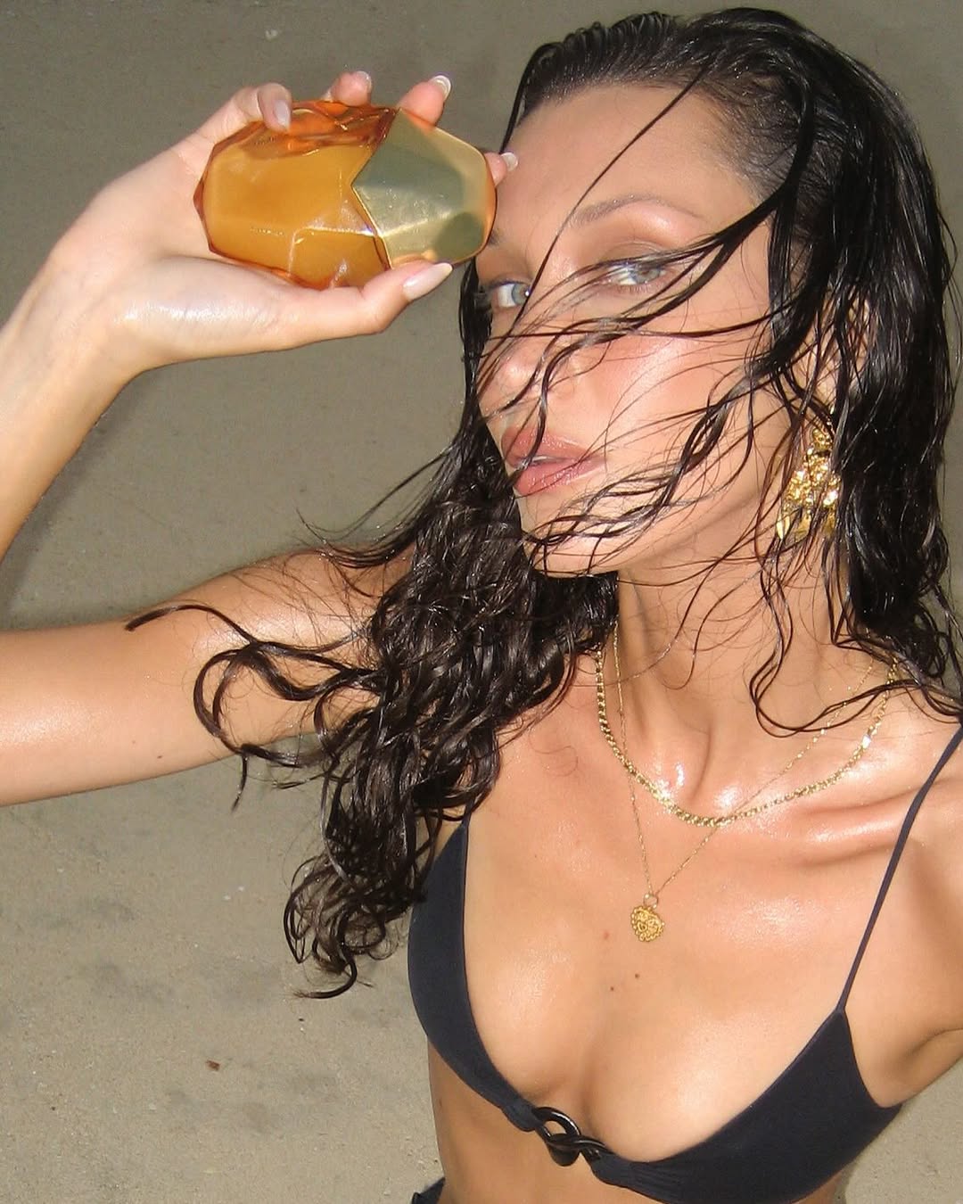 贝拉·哈迪德（Bella Hadid）比基尼系列写真终于来了，狂野的欧美风视觉冲击力太猛烈