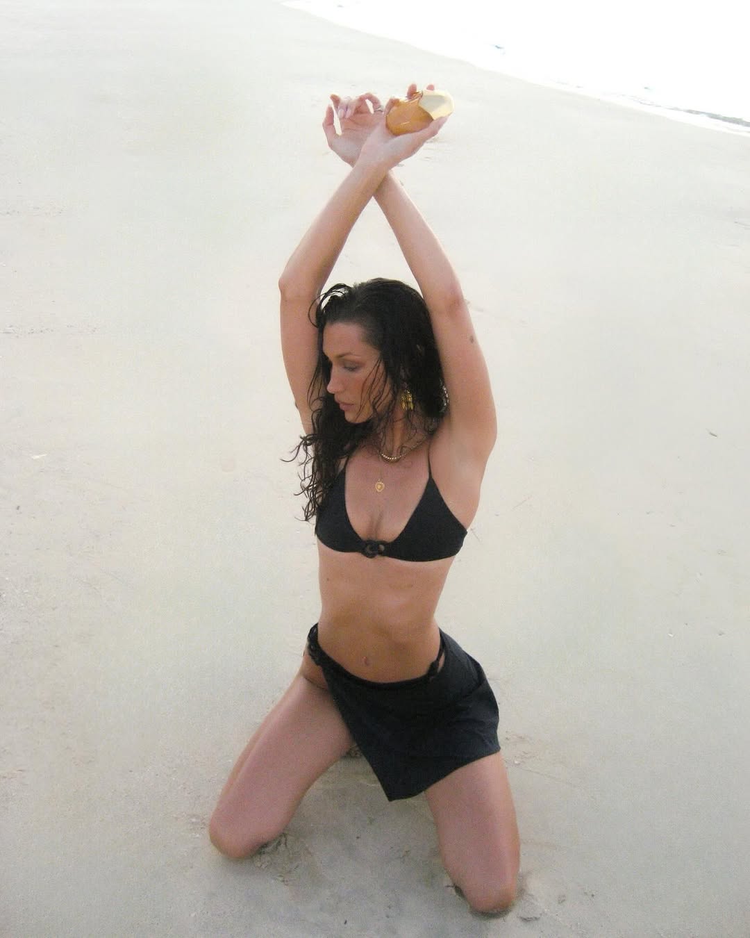 贝拉·哈迪德（Bella Hadid）比基尼系列写真终于来了，狂野的欧美风视觉冲击力太猛烈