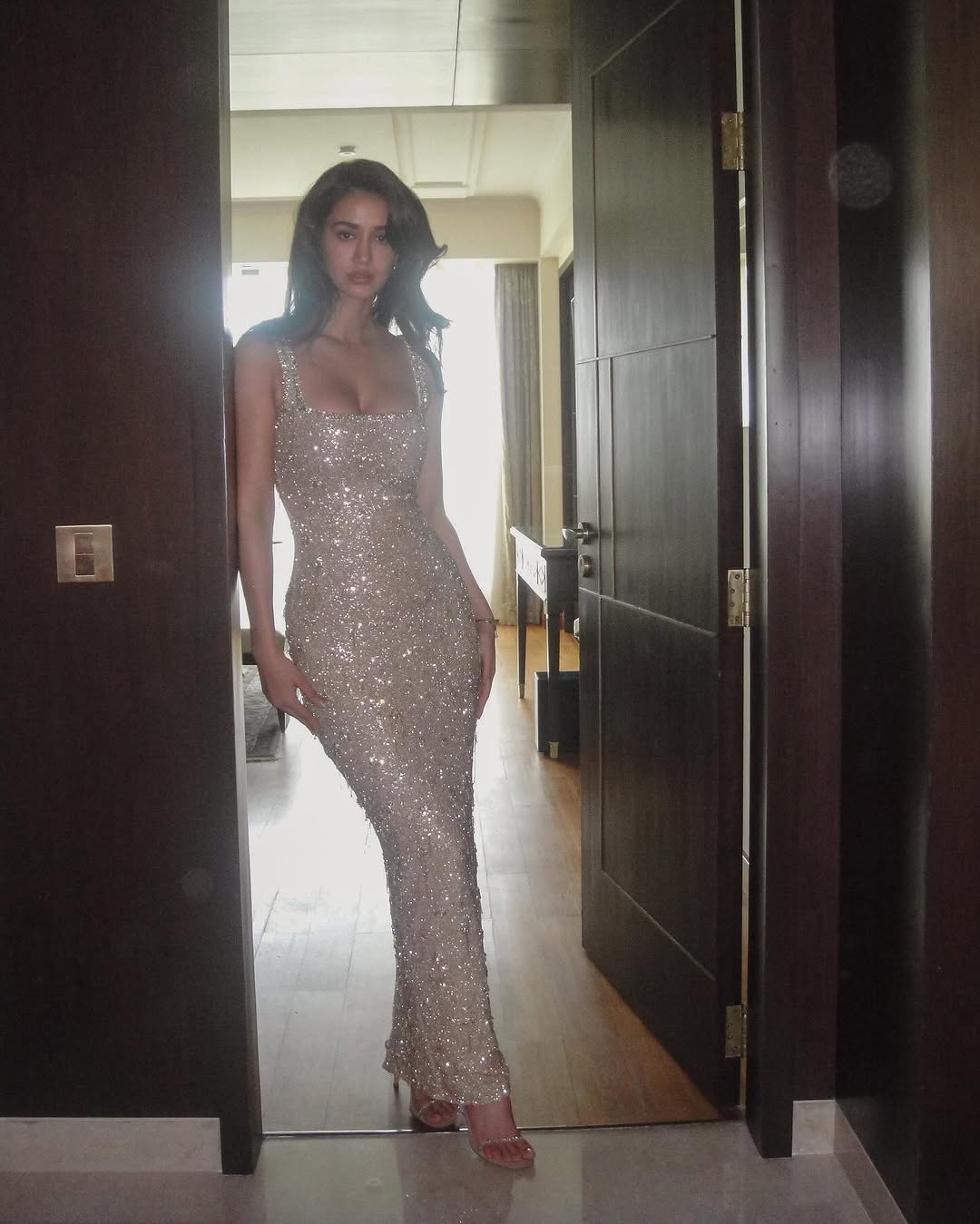 迪莎·帕塔尼（Disha Patani）性感修长又饱满，诱人的曲线完美无瑕