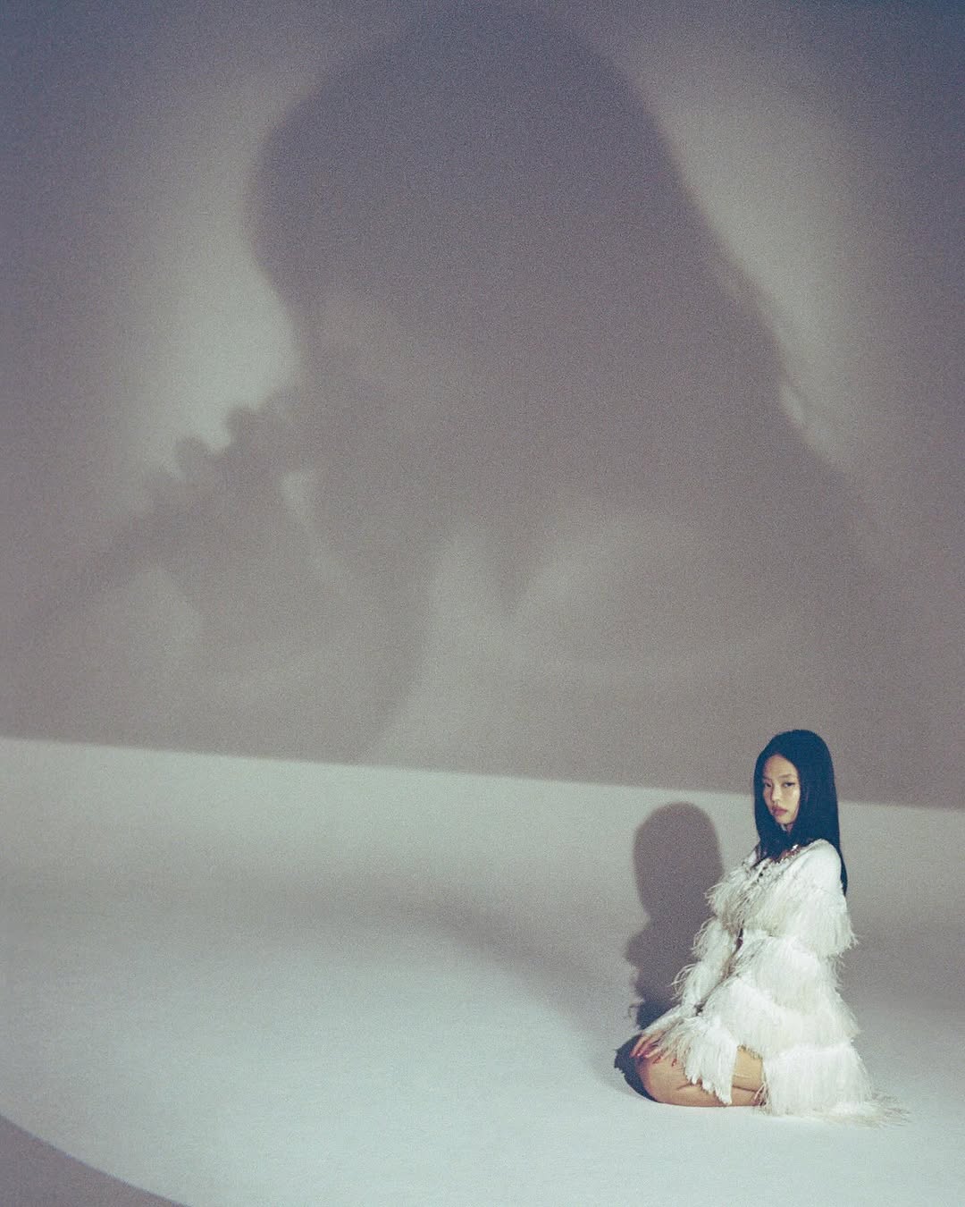 Jennie（金珍妮）拍摄《HommeGirls》杂志，大尺度性感造型冲击力好强