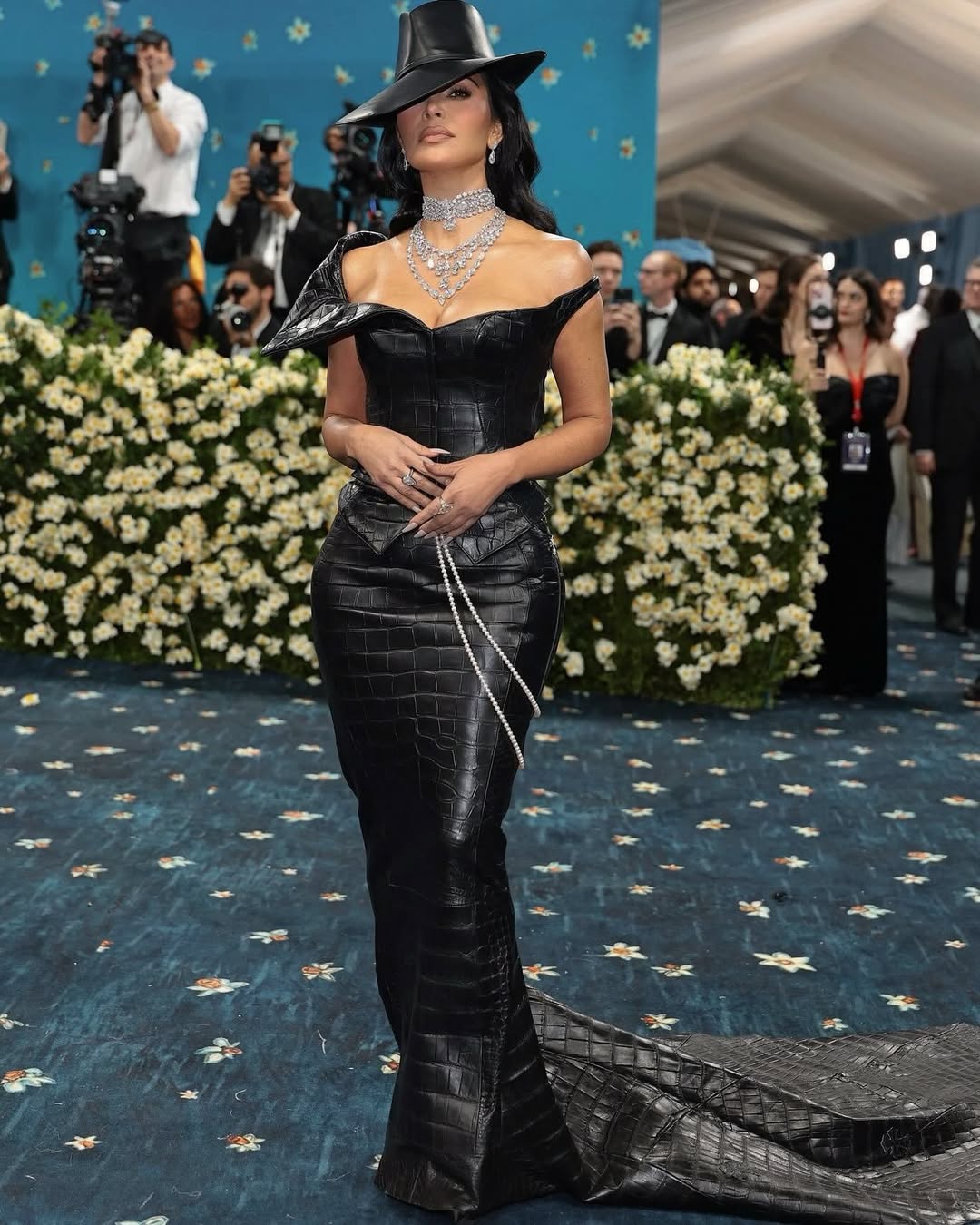 金·卡戴珊（Kim Kardashian）的性感是实实在在的，丰满曲线透着成熟的女人味