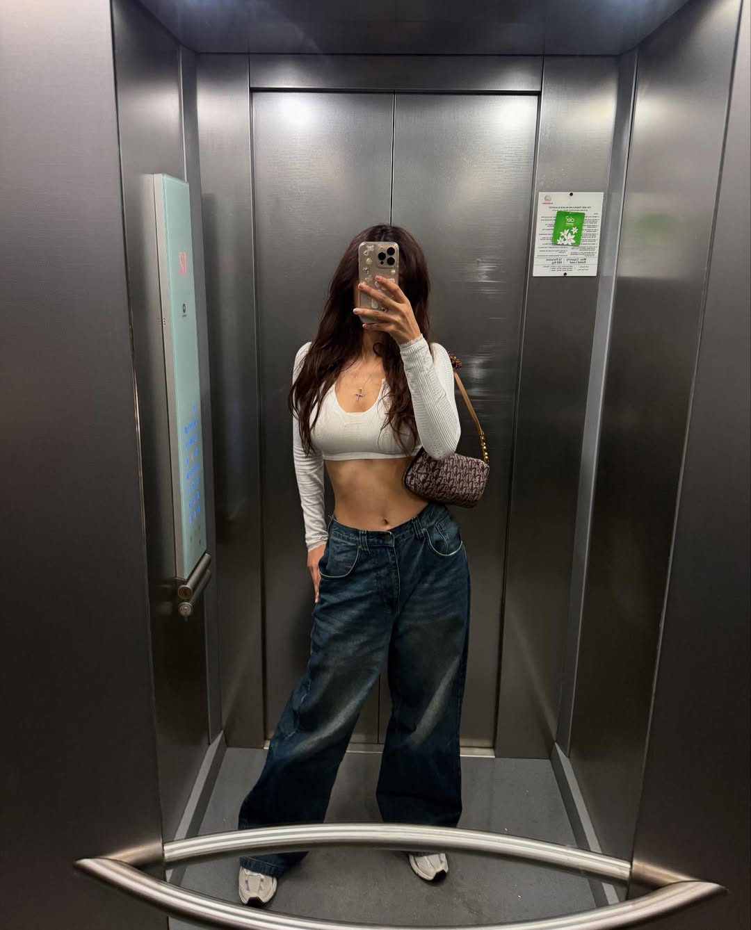 迪莎·帕塔尼（Disha Patani）让人欲罢不能的惹火身材，每一条曲线都十分完美