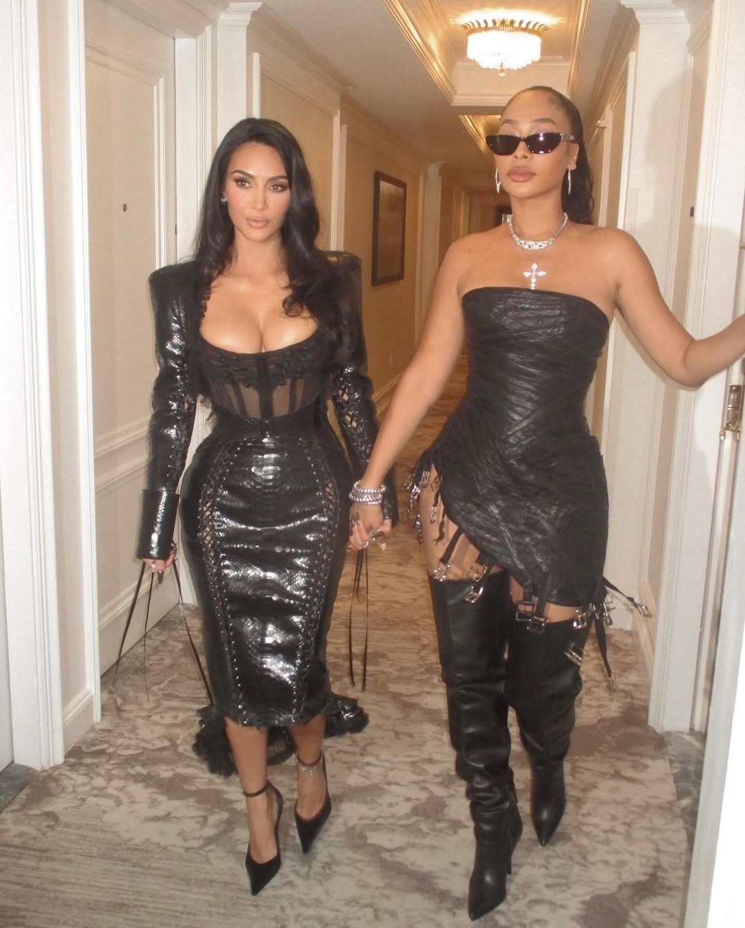 金·卡戴珊（Kim Kardashian）的性感是实实在在的，丰满曲线透着成熟的女人味