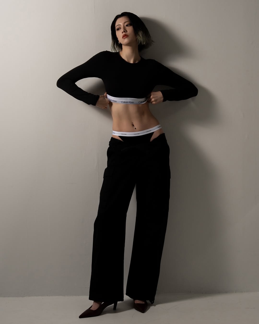 三吉彩花 Calvin Klein 宣传照，将性感与俏皮融为一体