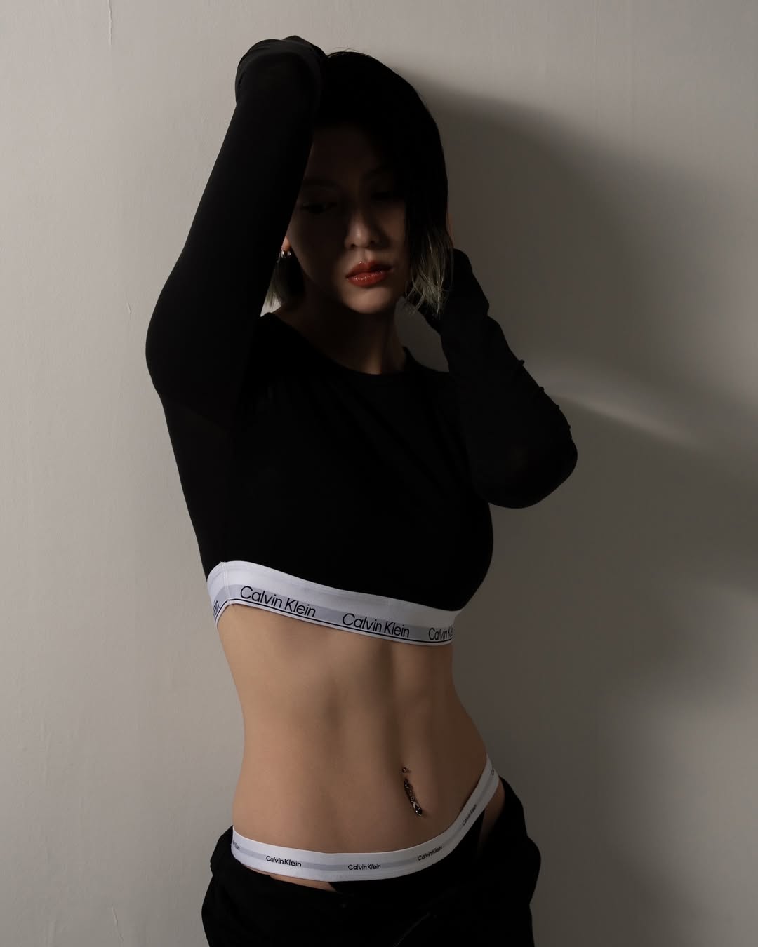 三吉彩花 Calvin Klein 宣传照，将性感与俏皮融为一体