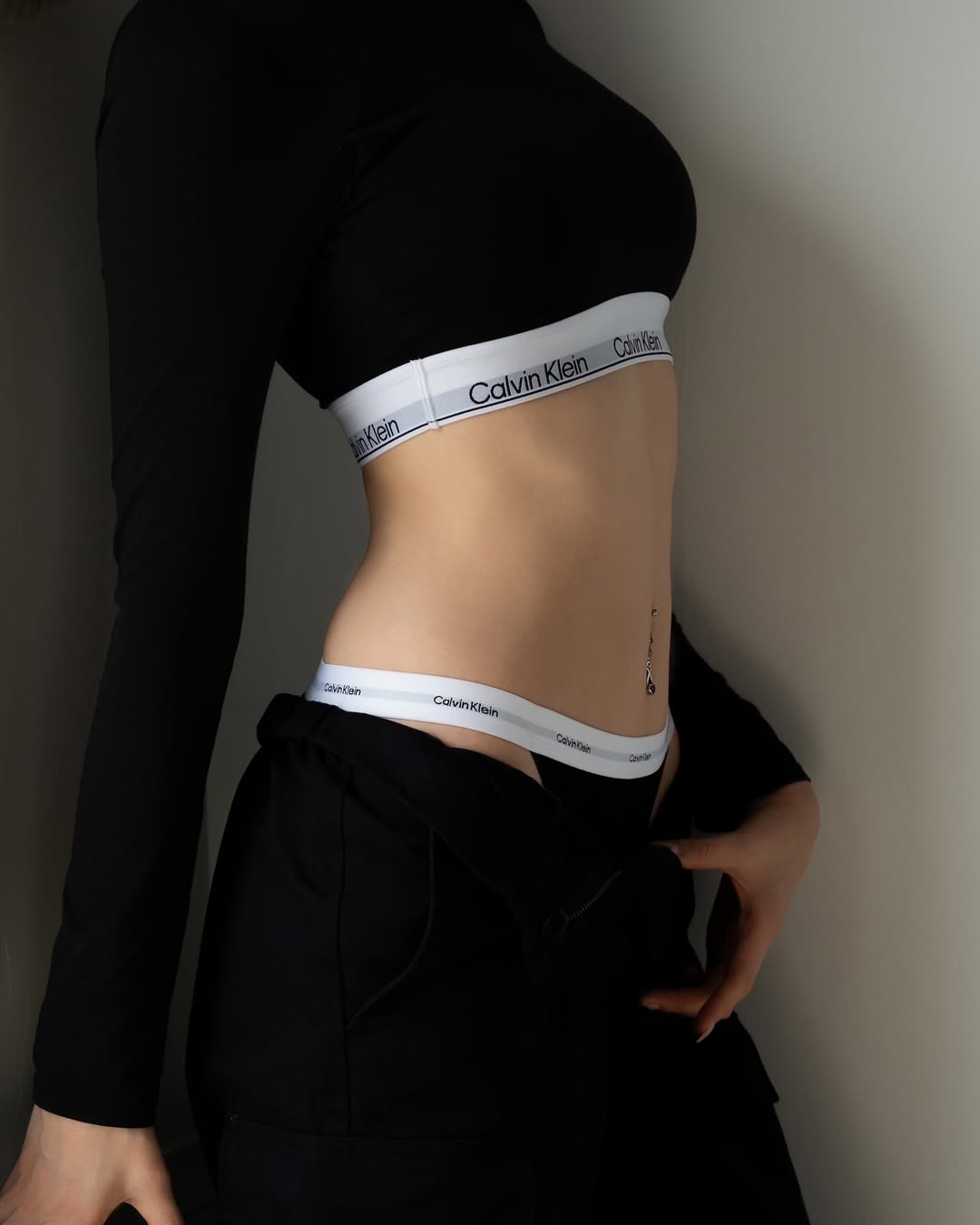 三吉彩花 Calvin Klein 宣传照，将性感与俏皮融为一体