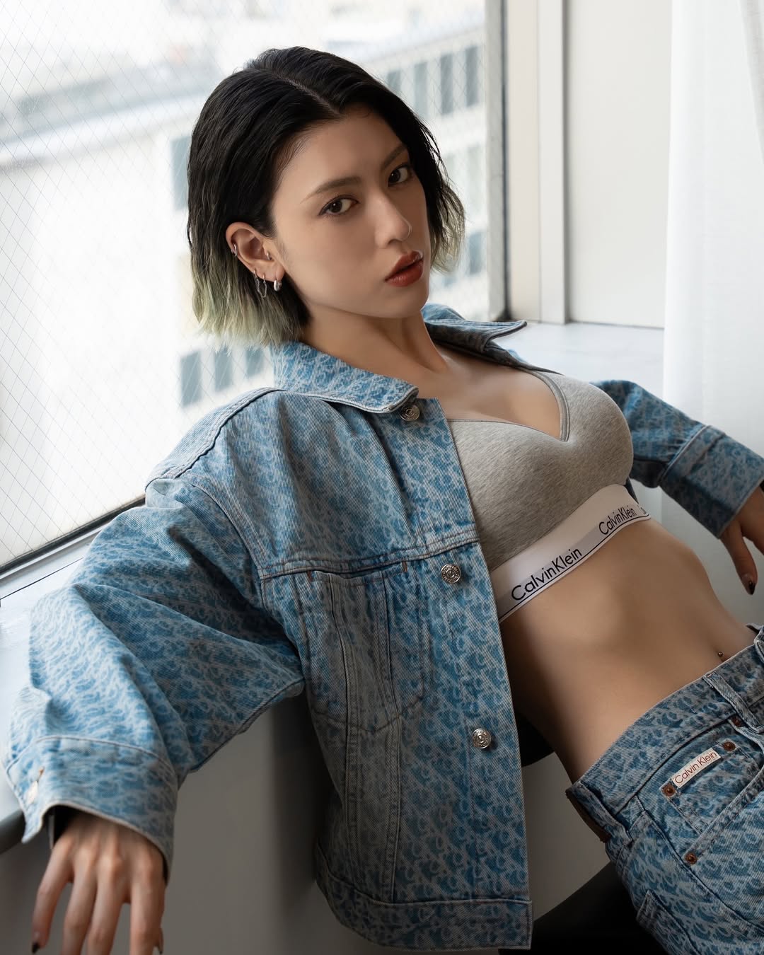 三吉彩花 Calvin Klein 宣传照，将性感与俏皮融为一体