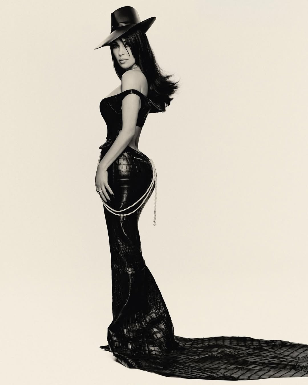 金·卡戴珊（Kim Kardashian）的性感是实实在在的，丰满曲线透着成熟的女人味