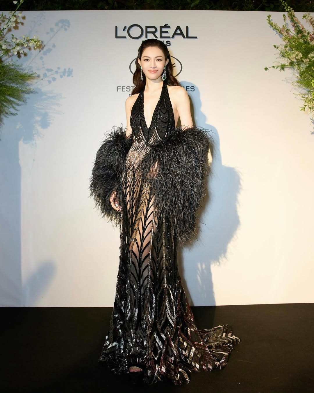 烟笼寒水月笼沙，钟楚曦巴黎欧莱雅亭亭玉立展挺拔之姿