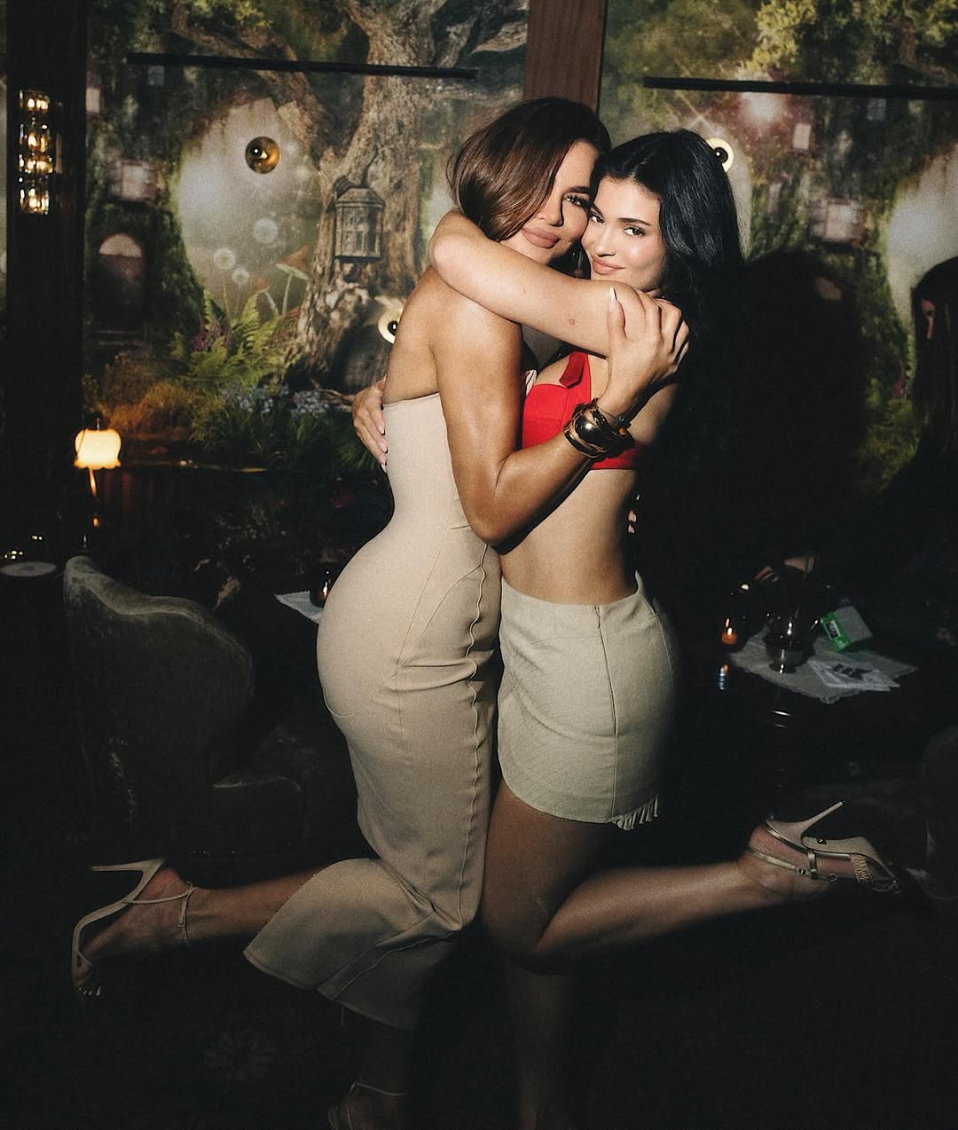 视觉过山车：科勒·卡戴珊（Khloe Kardashian）和美女们，用火辣身材点燃夏天