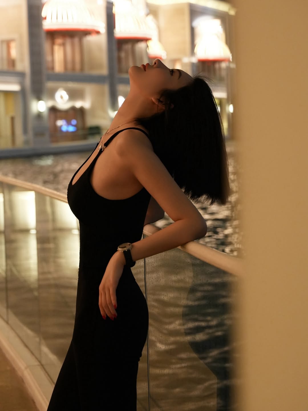 夜色阑珊中，孔天天展现修长身材和姣好面容