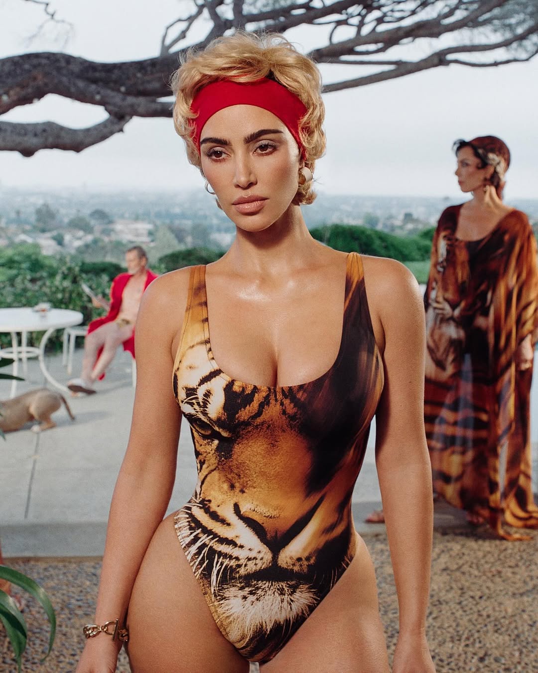 金·卡戴珊（Kim Kardashian）中世纪古典风装扮，性感得突出而直接