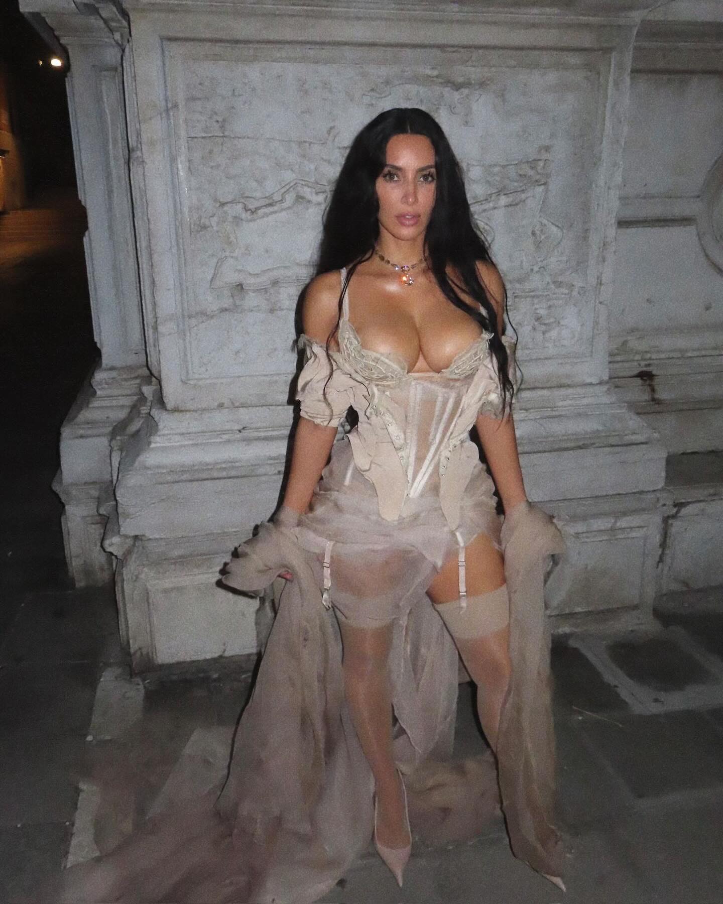 金·卡戴珊（Kim Kardashian）在威尼斯的性感大秀，成熟的性感呼之欲出