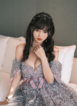 港版周子瑜区明妙高中生造型卖萌，区明妙凭可爱性感俘虏宅男